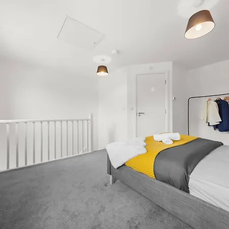 Modern 2-bed House 10-min To Centre * Leeds (West Yorkshire)