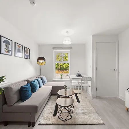 Modern 2-bed House 10-min To Centre בית נופש