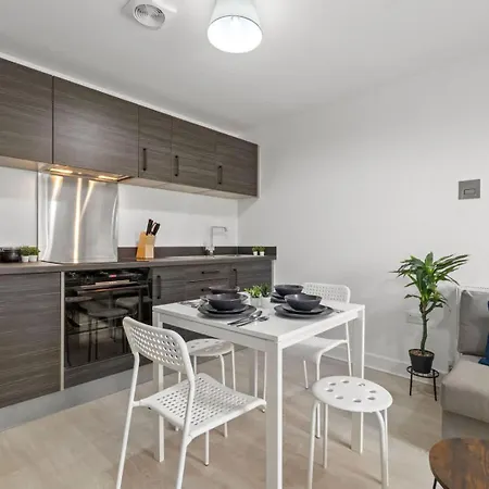 Modern 2-bed House 10-min To Centre *