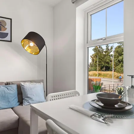 Modern 2-bed House 10-min To Centre