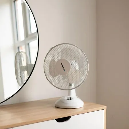 Modern 2-bed House 10-min To Centre