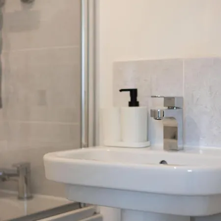 Modern 2-bed House 10-min To Centre *