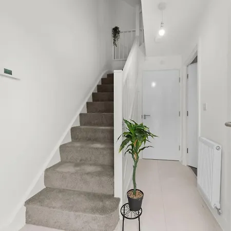 בית נופש Modern 2-bed House 10-min To Centre