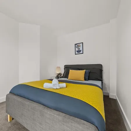 Modern 2-bed House 10-min To Centre