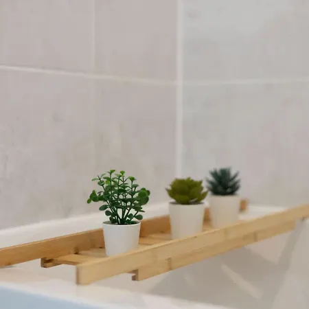 Modern 2-bed House 10-min To Centre בית נופש