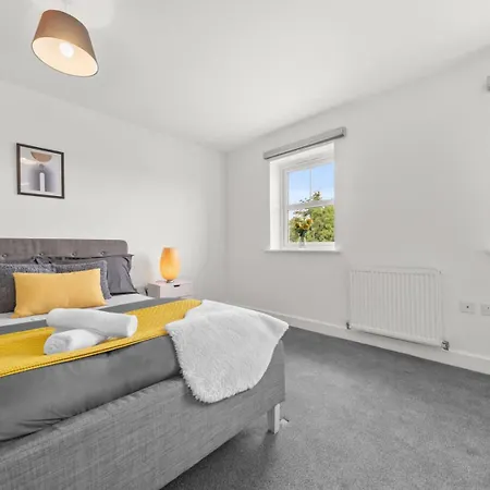 Modern 2-bed House 10-min To Centre לידס