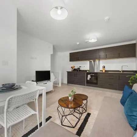 Modern 2-bed House 10-min To Centre