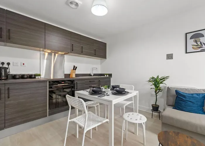 Modern 2-bed House 10-min To Centre *