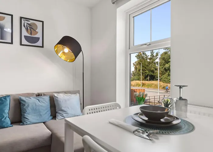 Modern 2-bed House 10-min To Centre