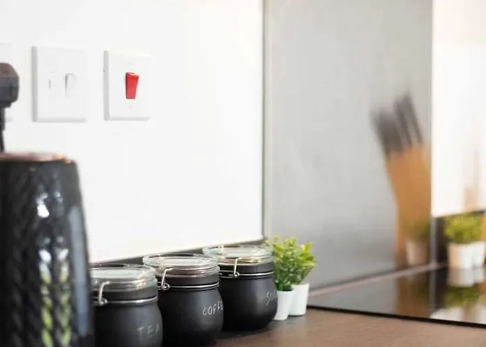 Nyaraló Modern 2-bed House 10-min To Centre *