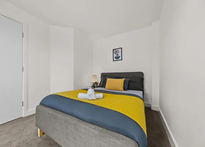 Modern 2-bed House 10-min To Centre