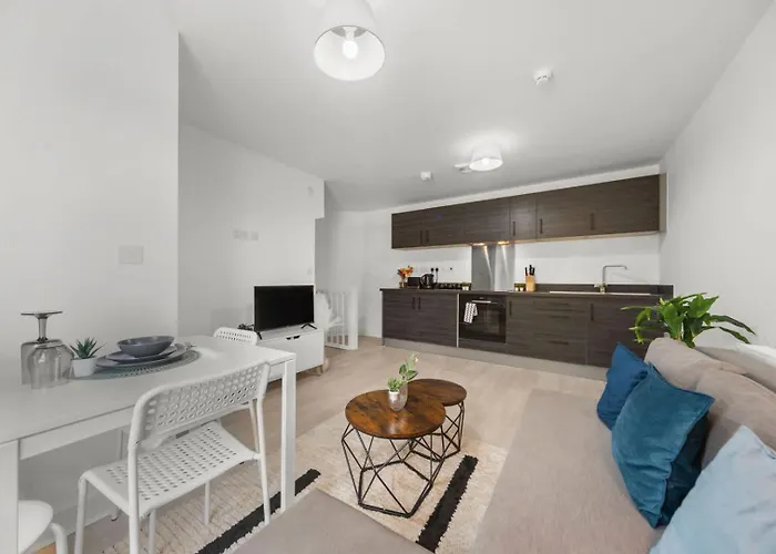 Modern 2-bed House 10-min To Centre