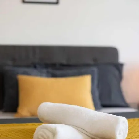 Modern 2-bed House 10-min To Centre Λιντς