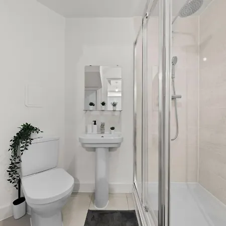 Modern 2-bed House 10-min To Centre Σπίτι διακοπών