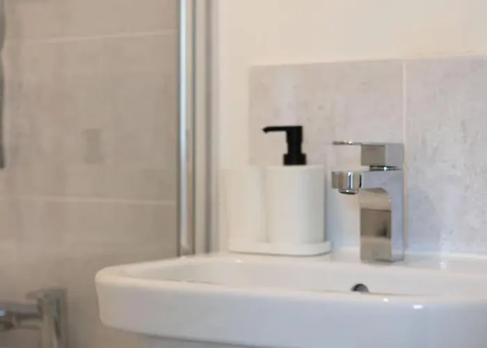 Modern 2-bed House 10-min To Centre *